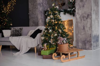 Yılbaşı odasının iç dekorasyonu, Noel ağacı ve şömine arka planda.