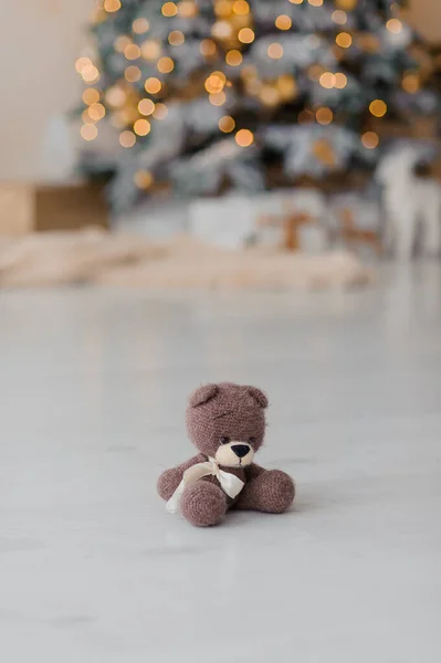 Schöner Teddybär Auf Dem Boden Weihnachtsbaum Hintergrund — Stockfoto