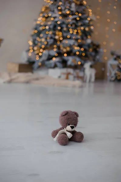 Mooi Teddybeer Speeltje Vloer Kerstboom Achtergrond — Stockfoto