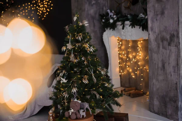 Szilveszteri Szoba Belső Dekoráció Karácsonyfa Kandalló Háttérben — Stock Fotó