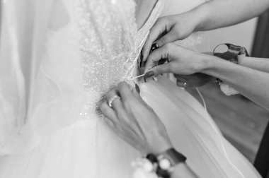 Nedimeler gelinliğe fiyonk bağlarlar. Gelinin sabahı