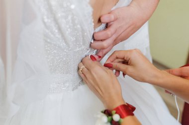 Nedimeler gelinliğe fiyonk bağlarlar. Gelinin sabahı