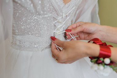 Nedimeler gelinliğe fiyonk bağlarlar. Gelinin sabahı