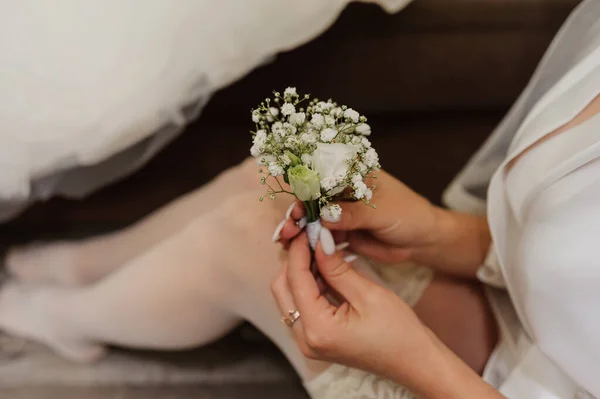 Μπουτονιέρα Του Γαμπρού Λευκά Λουλούδια Στα Χέρια Της Νύφης Πρωινό — Φωτογραφία Αρχείου
