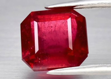 Gri arkaplanda doğal kırmızı yakut.