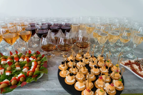 Buffet Festivo Copos Champanhe Branco Copos Conhaque Vinho Tinto Canapé — Fotografia de Stock