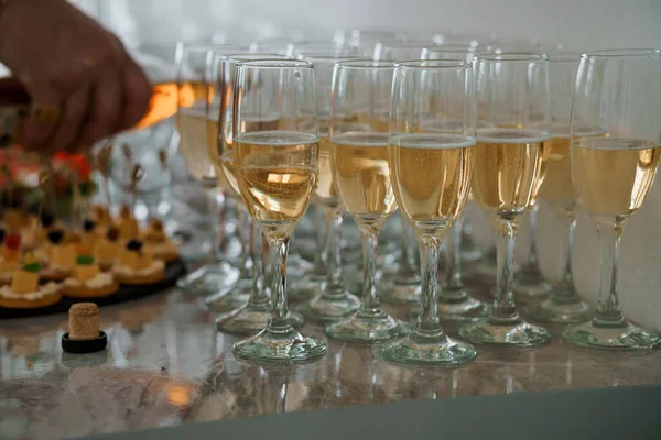 Feestelijke Buffet Een Glas Witte Champagne Een Glas Cognac Rode — Stockfoto