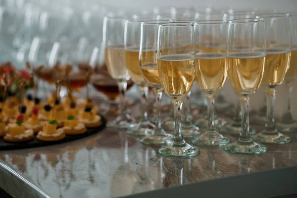 Buffet Festif Verres Champagne Blanc Verres Cognac Vin Rouge Canape — Photo