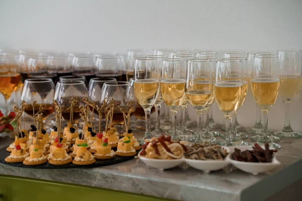 Праздничный Фуршет Бокалы Белого Шампанского Бокалы Коньяка Красное Вино Канапе — стоковое фото