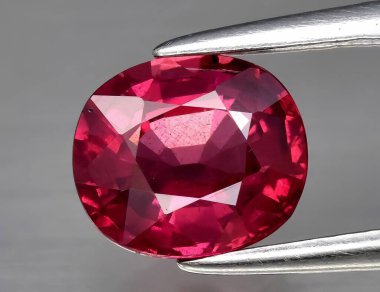 Gri arka planda doğal değerli taş pembe rodolit taşı.