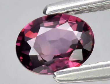 Beyaz arkaplanda doğal mor safir.