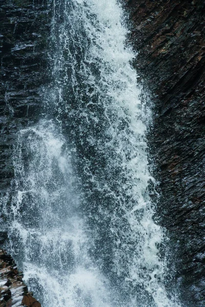 Cachoeira Montanha Grande Fluxo Água Cachoeira Rio Montanha Perto Rocha — Fotografia de Stock