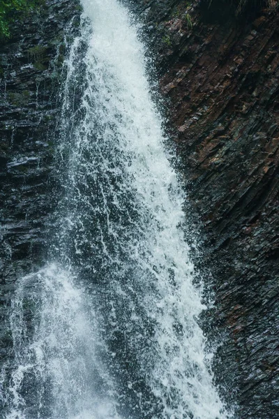 Wodospad Górski Duży Przepływ Wody Wodospadowej Górska Rzeka Pobliżu Skały — Zdjęcie stockowe