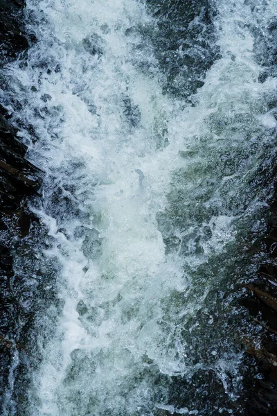 山体瀑布 瀑布水流大 山体河流靠近岩石 乌克兰喀尔巴阡山脉胡克瀑布 — 图库照片