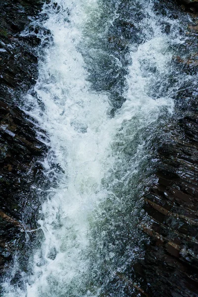Wodospad Górski Duży Przepływ Wody Wodospadowej Górska Rzeka Pobliżu Skały — Zdjęcie stockowe