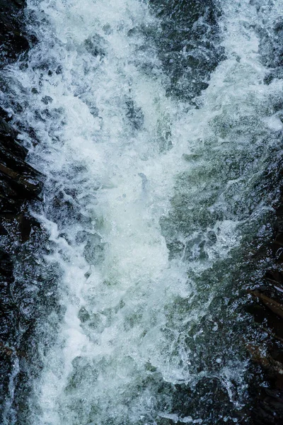 山体瀑布 瀑布水流大 山体河流靠近岩石 乌克兰喀尔巴阡山脉胡克瀑布 — 图库照片