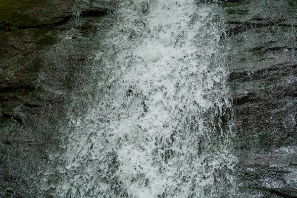 山崖上的瀑布瀑布 山中的瀑布 喀尔巴阡山脉 — 图库照片
