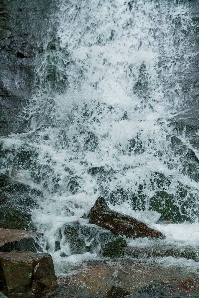 滝の山の崖にカスケード 山の中で山の滝 カルパティア山脈 — ストック写真