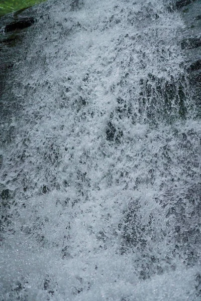 山崖上的瀑布瀑布 山中的瀑布 喀尔巴阡山脉 — 图库照片