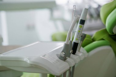 Modern diş muayenehanesi. Dişçi aletleri. Klinikteki dişçinin işyeri.