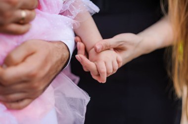 Bir kadın bir çocuğun elini tutar.