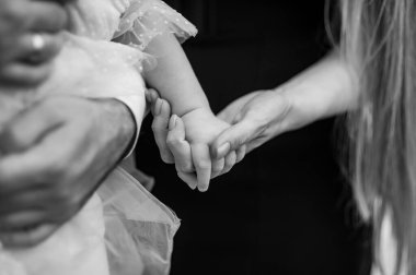 Bir kadın bir çocuğun elini tutar.