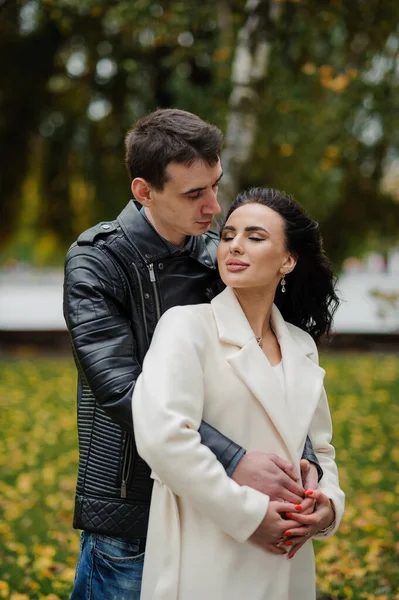 남자가 임신한 아내를 안아준다 재킷을 남자는 코트에 여자를 — 스톡 사진