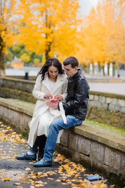 여성은 남편의 무릎에 앉아서 양말을 있습니다 — 스톡 사진