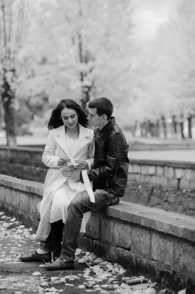 여성은 남편의 무릎에 앉아서 양말을 있습니다 — 스톡 사진