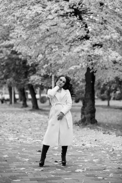Brunette Girl White Coat Autumn Park — Stock Photo, Image