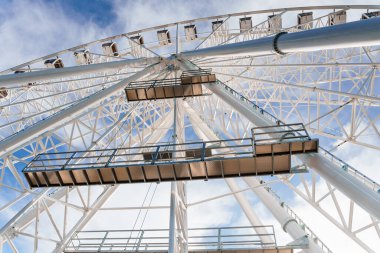 Bukovel 'de mavi gökyüzünün önünde büyük, uzun, beyaz dönme dolap. Karpatlar