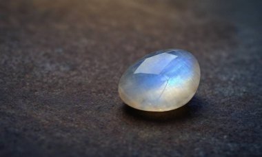 Kahverengi arka planda doğal değerli ay taşı. Doğal taş dalkavukluğu