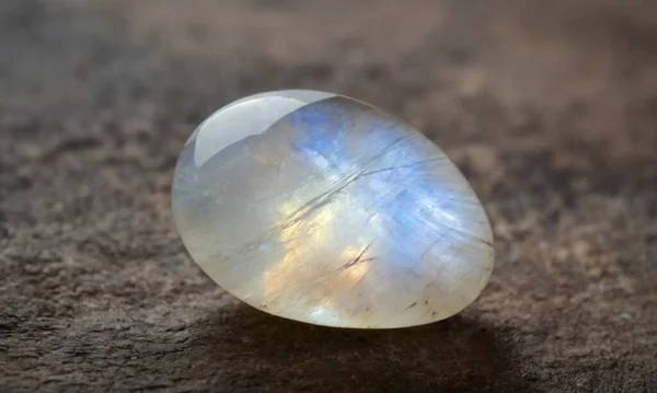Kahverengi arka planda doğal değerli ay taşı. Doğal taş dalkavukluğu