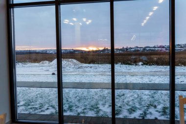 Pencerenin dışında gün batımı. Pencerenin dışındaki manzara