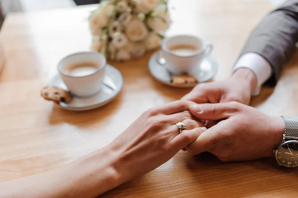 stock image Golden wedding rings on the hands of the newlyweds