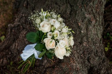 Kahverengi arka planda iki altın alyans.