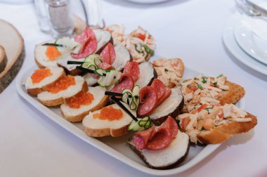 Kırmızı havyarlı kanepe. Şenlikli büfe