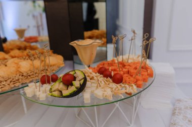 Bayram büfesi. Farklı peynir çeşitleri dilimleniyor