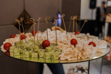 Bayram büfesi. Farklı peynir çeşitleri dilimleniyor