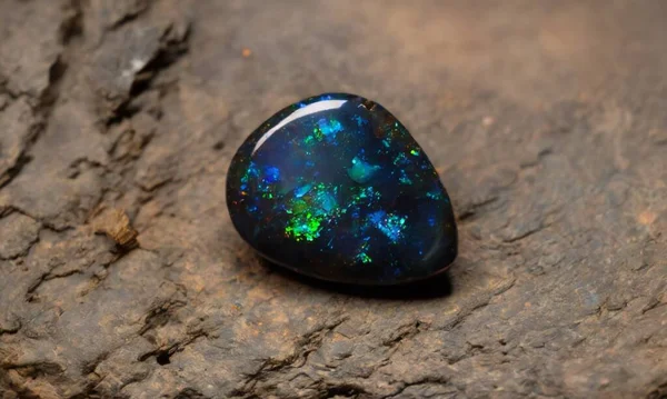 Kahverengi arka planda doğal siyah gökkuşağı opali