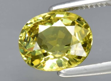 Arka planda doğal taşlı grossular taşı