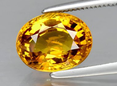 Arka planda doğal taşlı grossular taşı