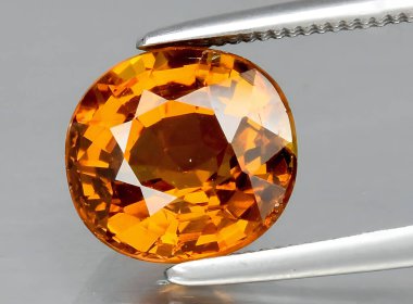 Arka planda doğal taşlı grossular taşı