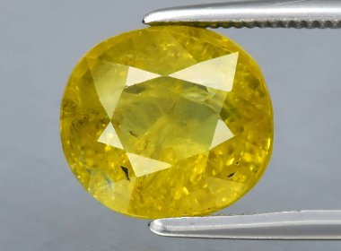 Arka planda doğal taşlı grossular taşı