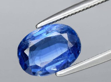 Arka planda doğal mavi kyanit mücevheri