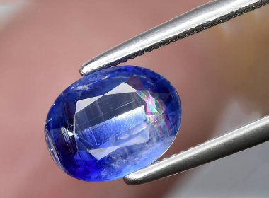 Arka planda doğal mavi kyanit mücevheri