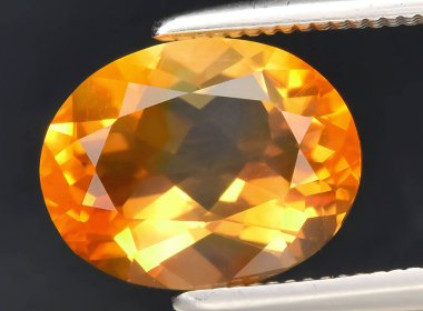 Arka planda doğal turuncu yangın opal taşı