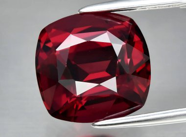 Arka planda doğal kırmızı rodolit mücevheri