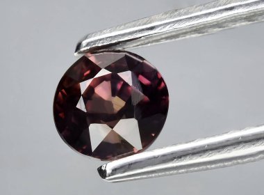 Arka planda doğal kırmızı yakut mücevheri