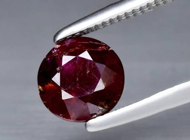 Arka planda doğal kırmızı yakut mücevheri